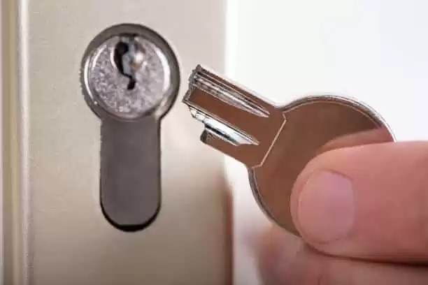 A chave quebrou na fechadura. O que fazer?